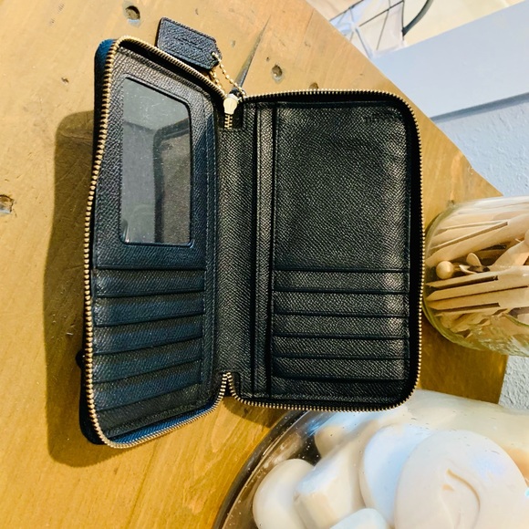 EUC **Coach** large wallet. Zipper closure. Wristlet strap is removable. - Picture 6 of 7